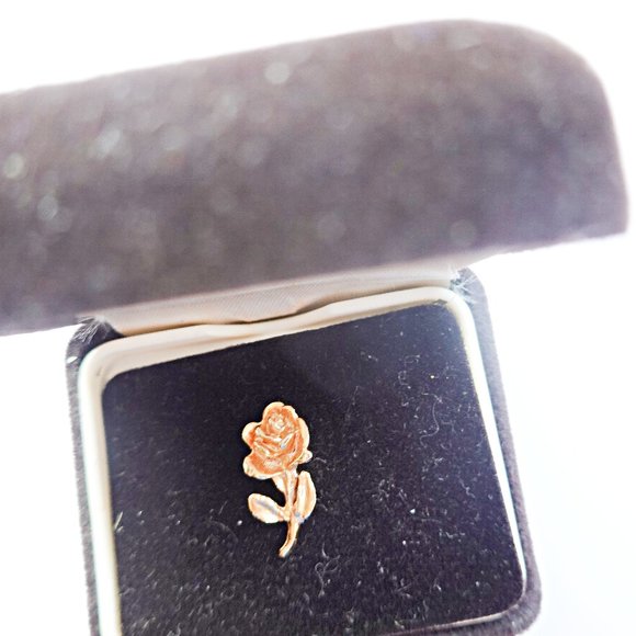 VINTAGE GOL TONE ROSE FLOWER LAPEL PIN BROOCH - Picture 1 of 2